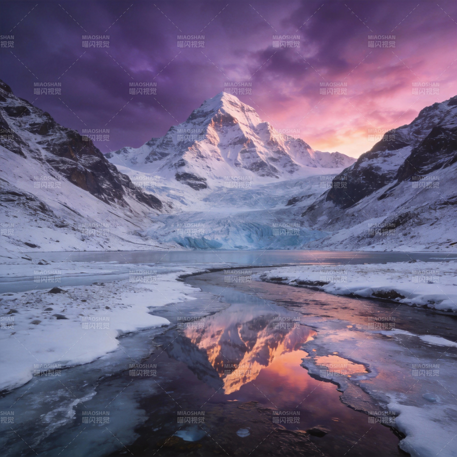 雪山倒影 霞光映照图片