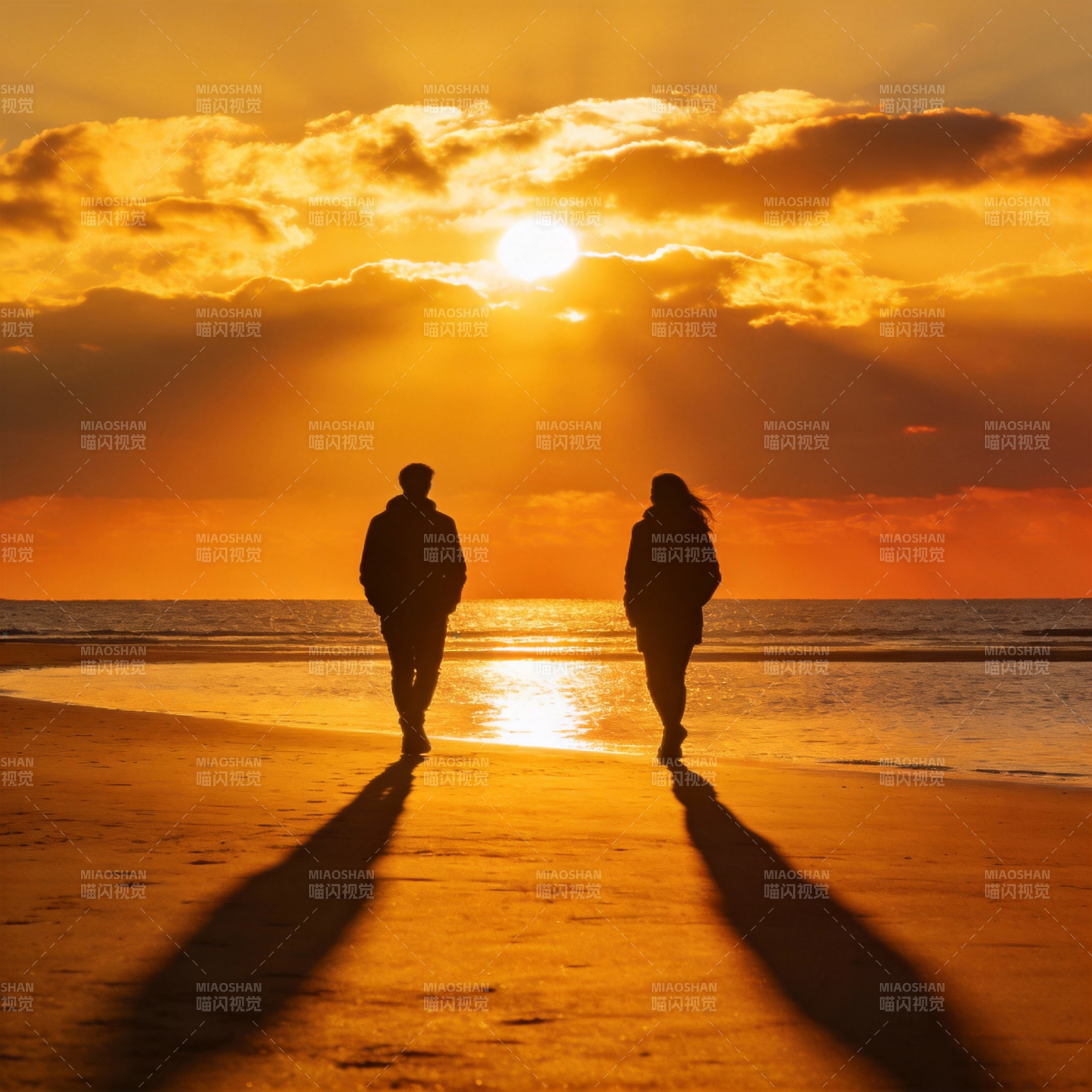 夕阳下的海边散步图片