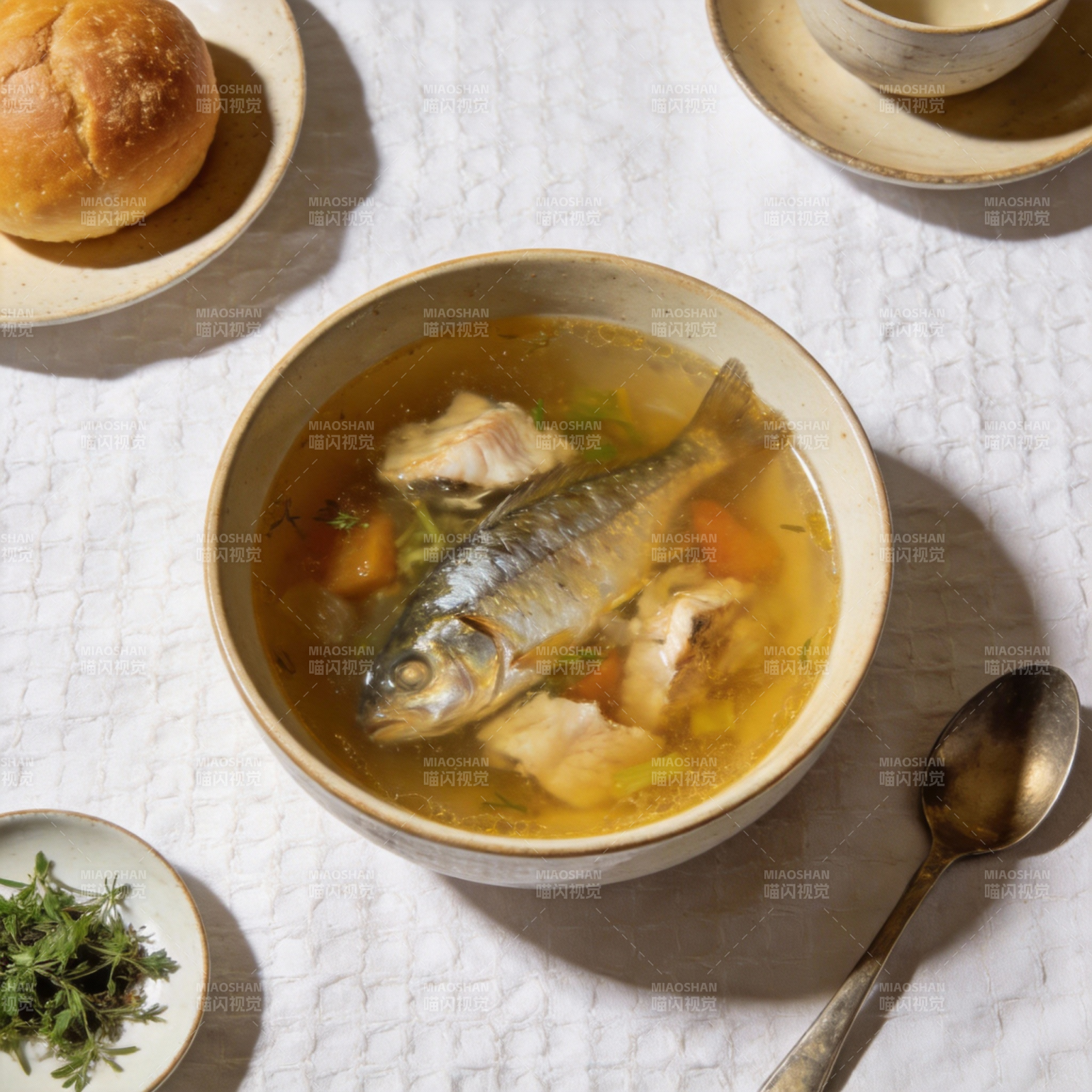 鱼汤配面包图片