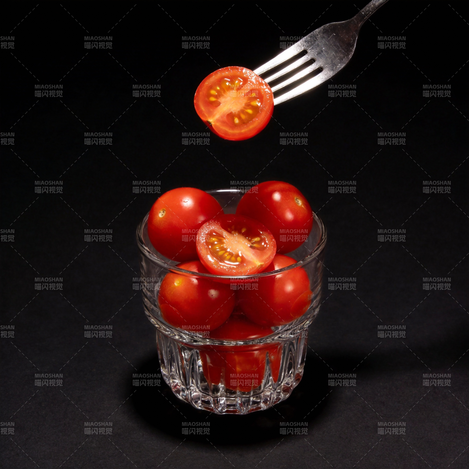叉上番茄 杯中鲜红图片