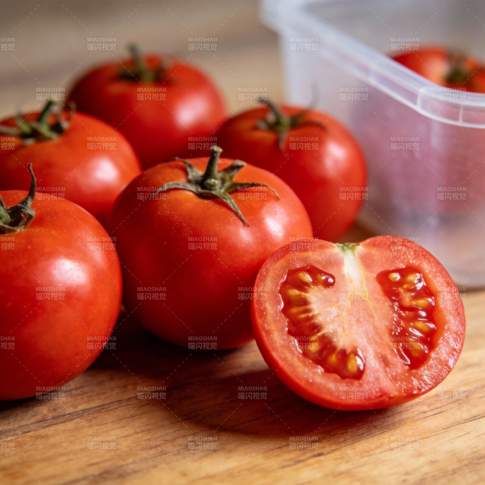 鲜红番茄切半展示图片