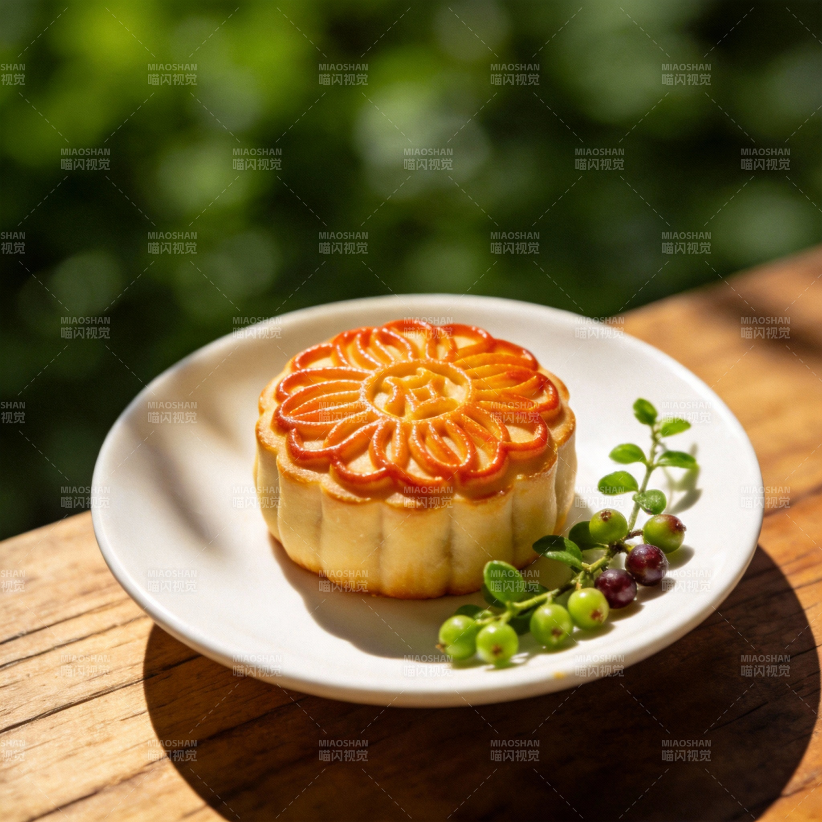 花形月饼静置盘中图片