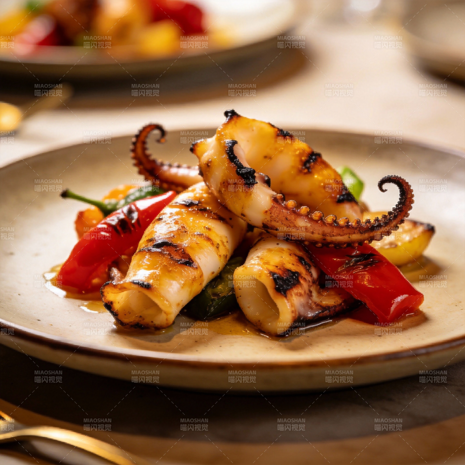 烤鱿鱼配彩椒图片