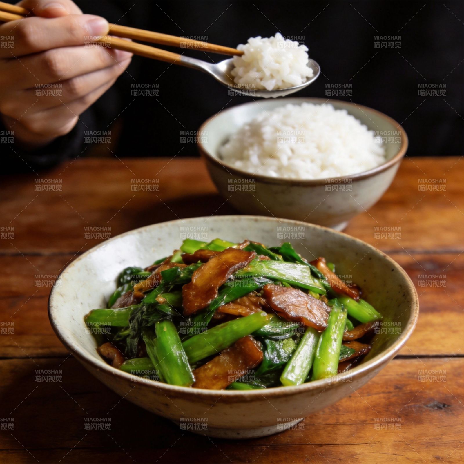 青菜炒肉配白饭图片