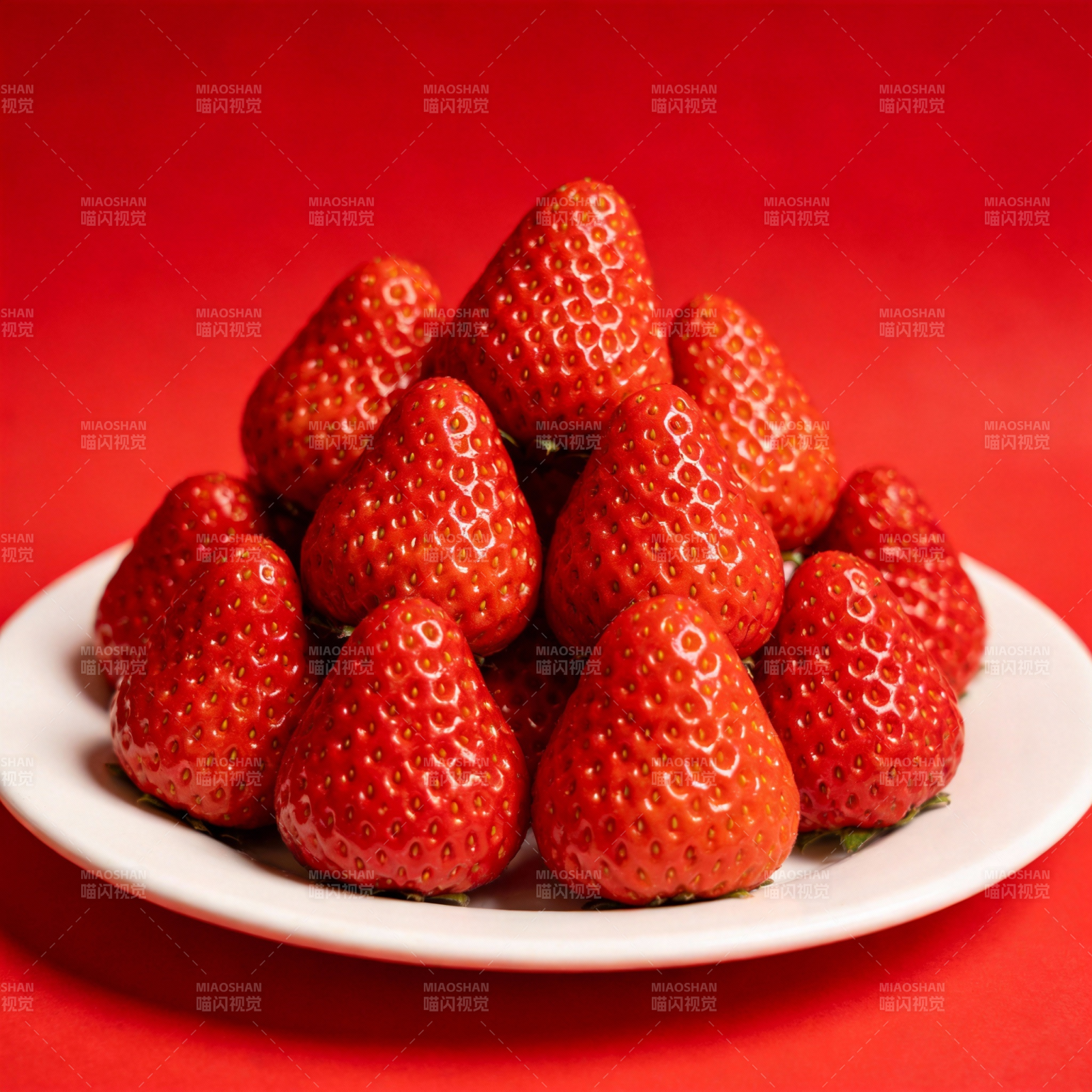 鲜红草莓堆盘中图片