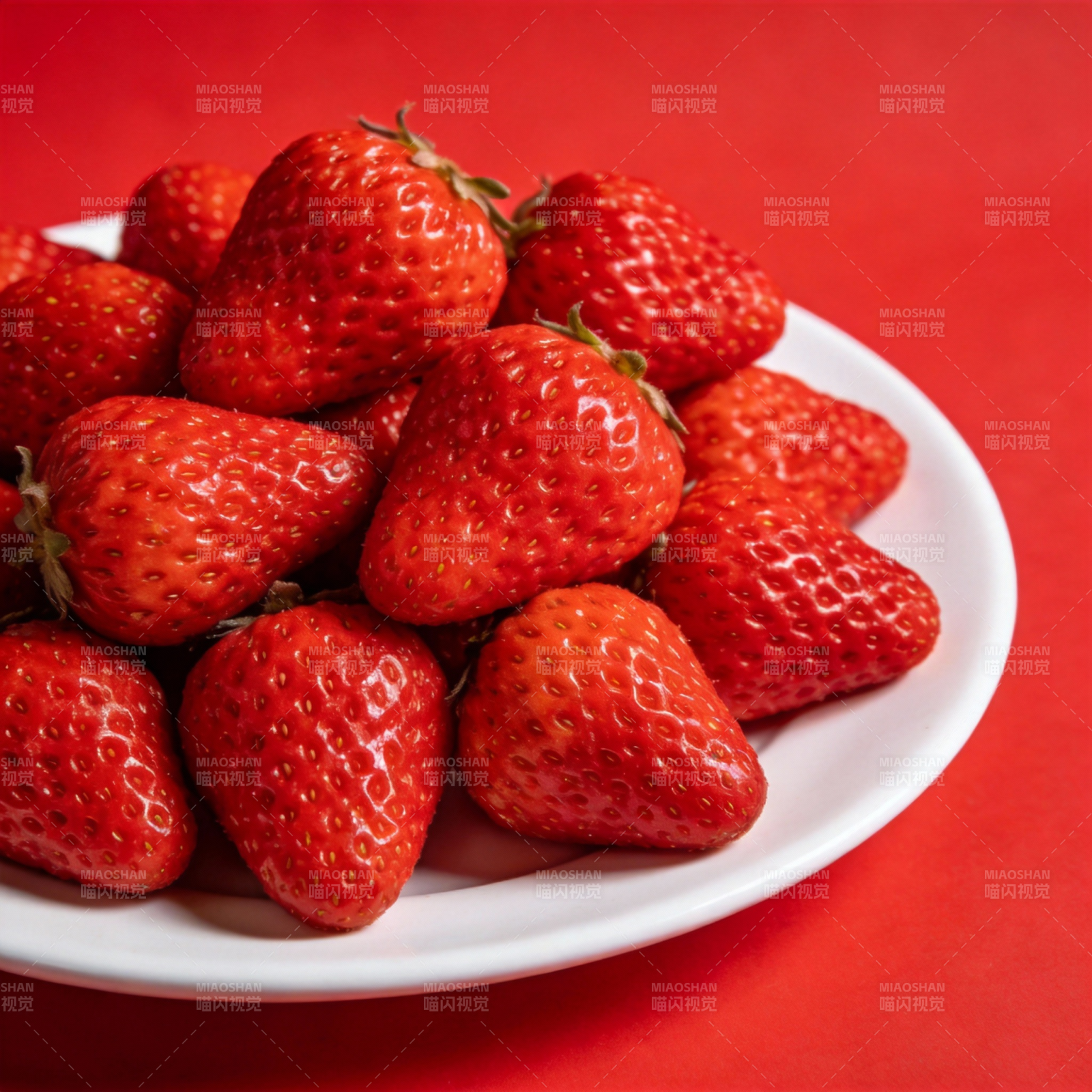 鲜红草莓堆盘中图片