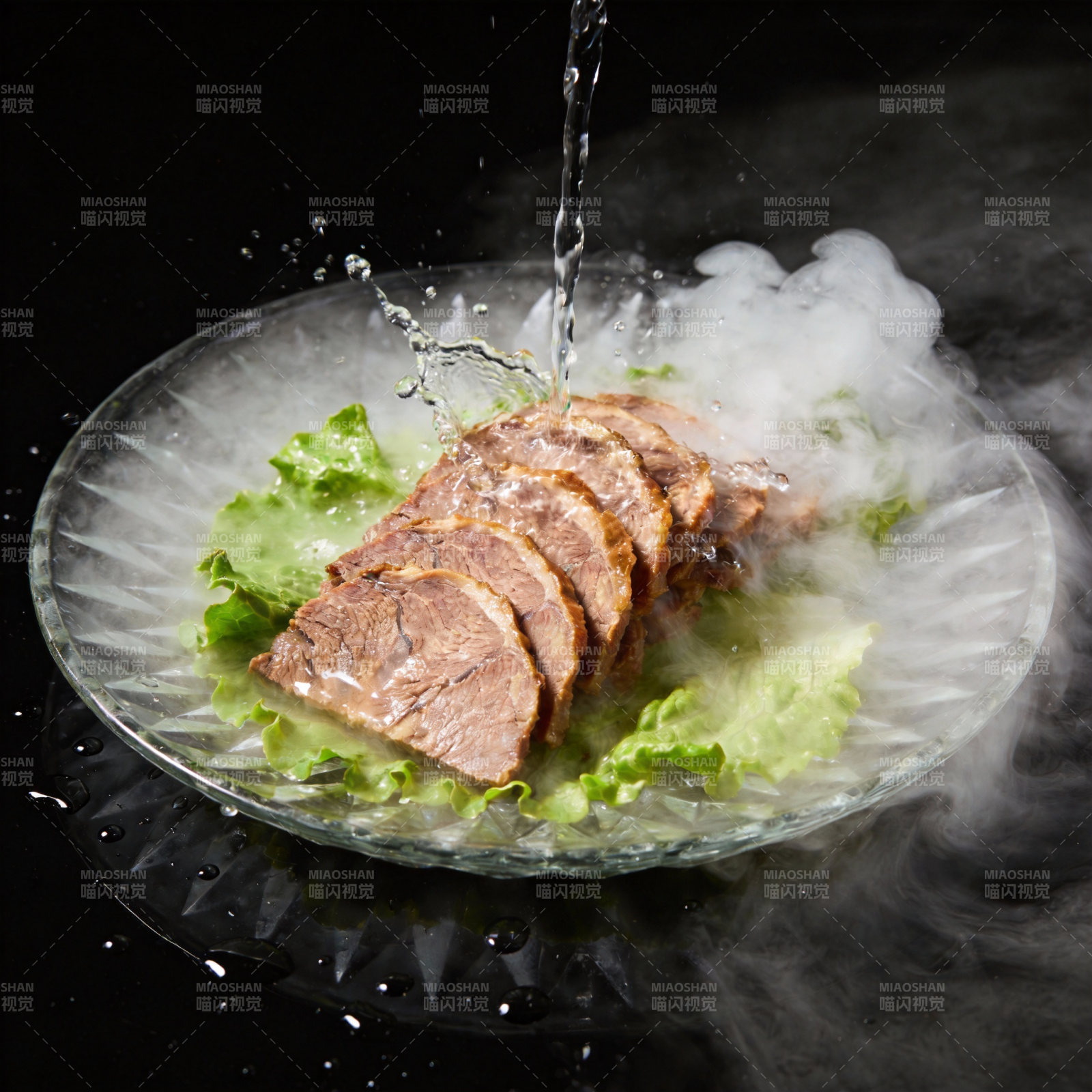 冰雾中的美味牛排图片