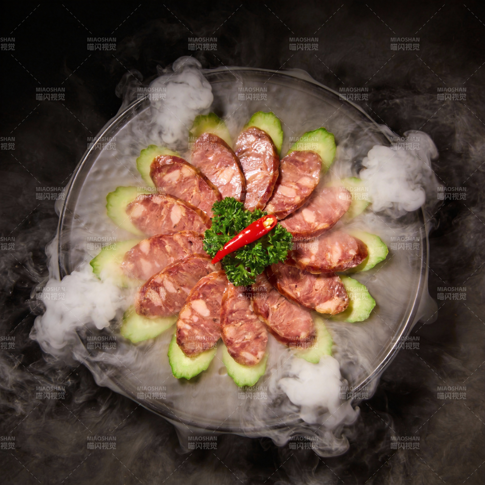 烟雾缭绕的香肠拼盘图片