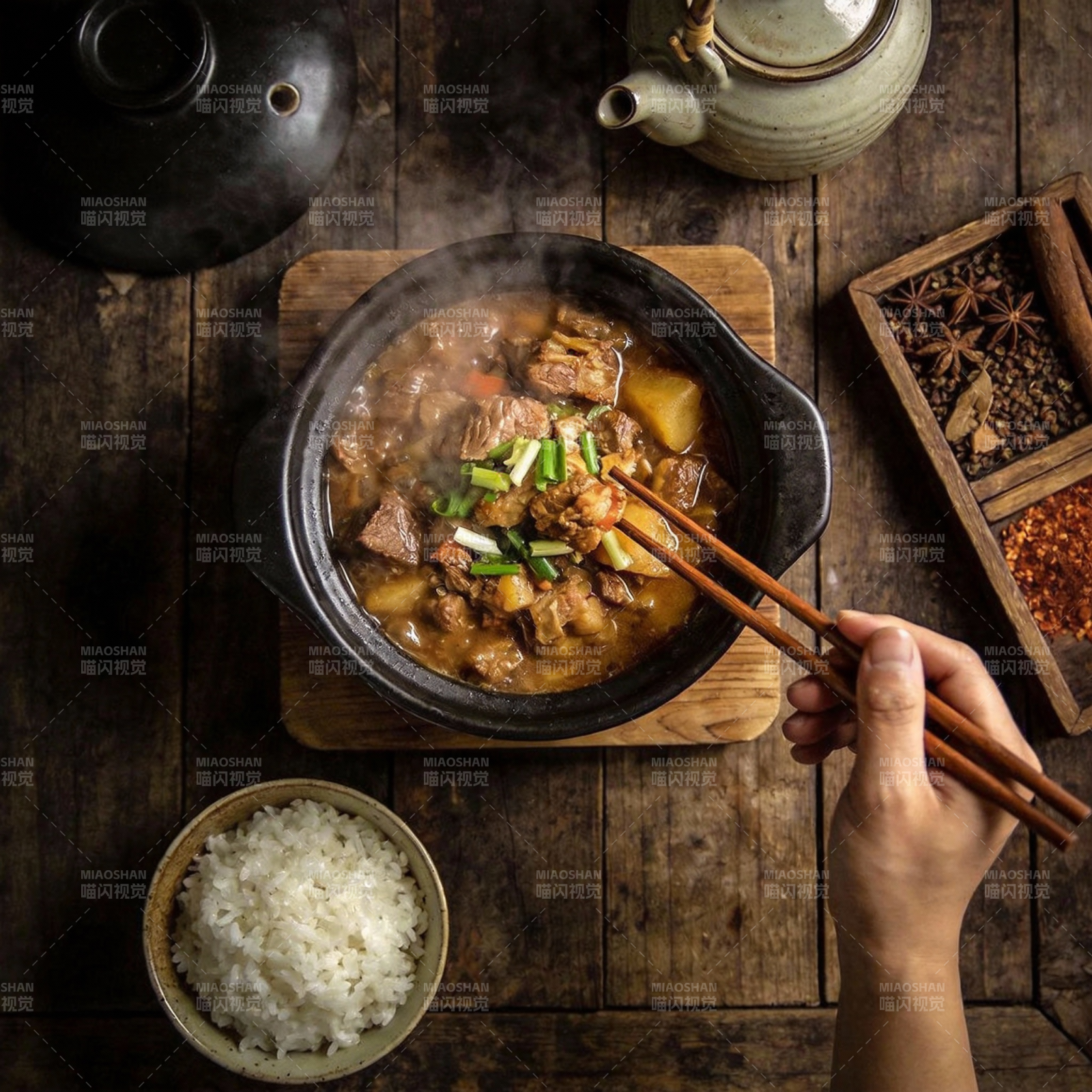 热气腾腾的炖肉饭图片