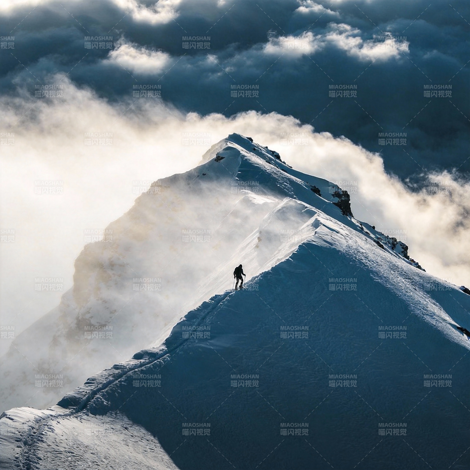登顶雪峰 云海之上图片