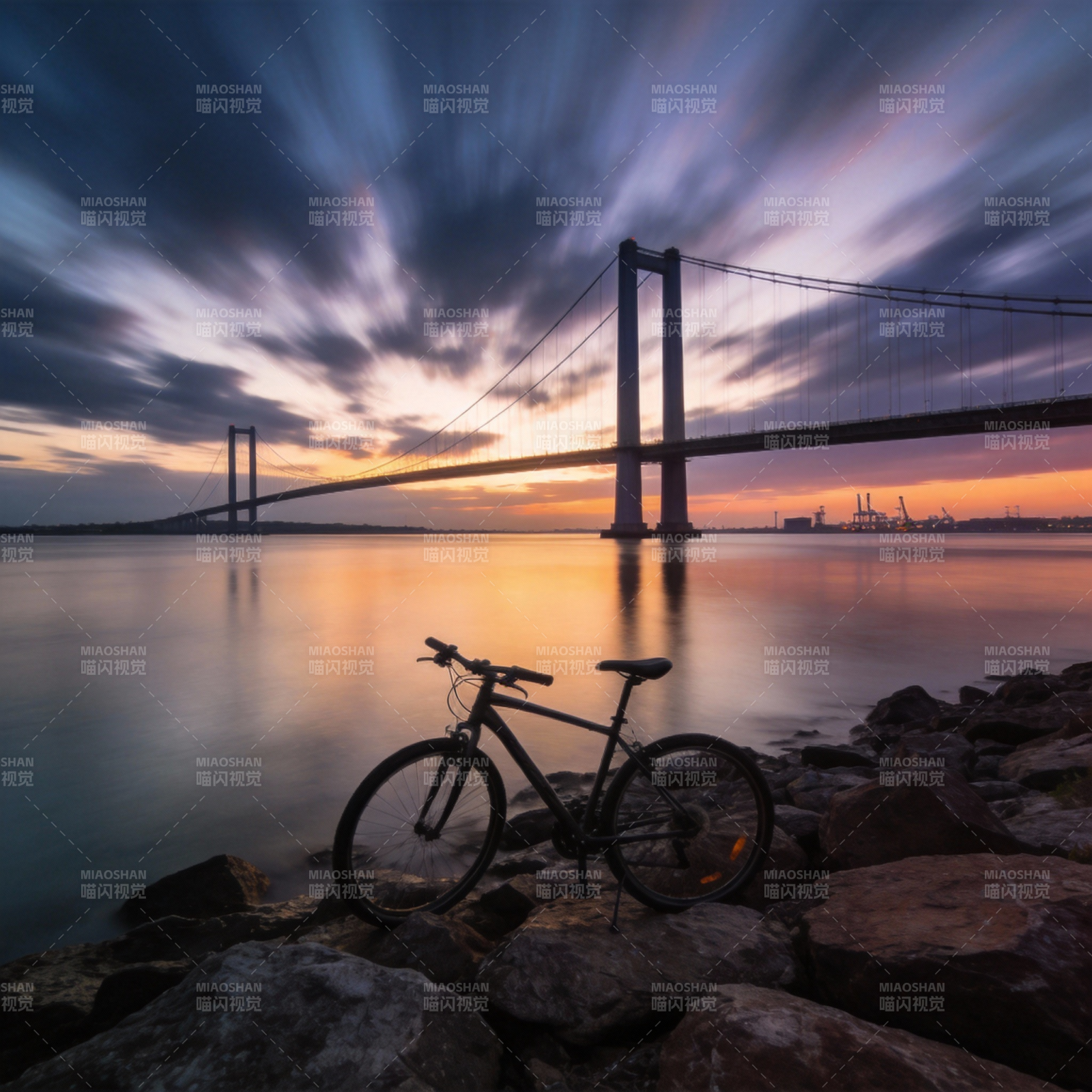 桥畔单车暮色美图片