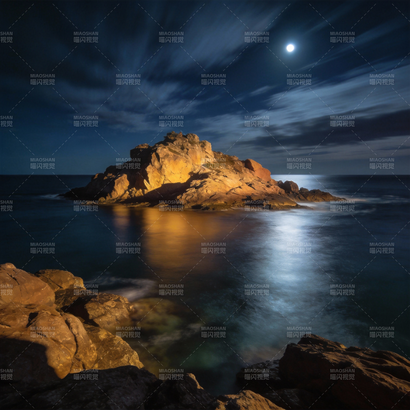 月下孤岛静谧夜图片