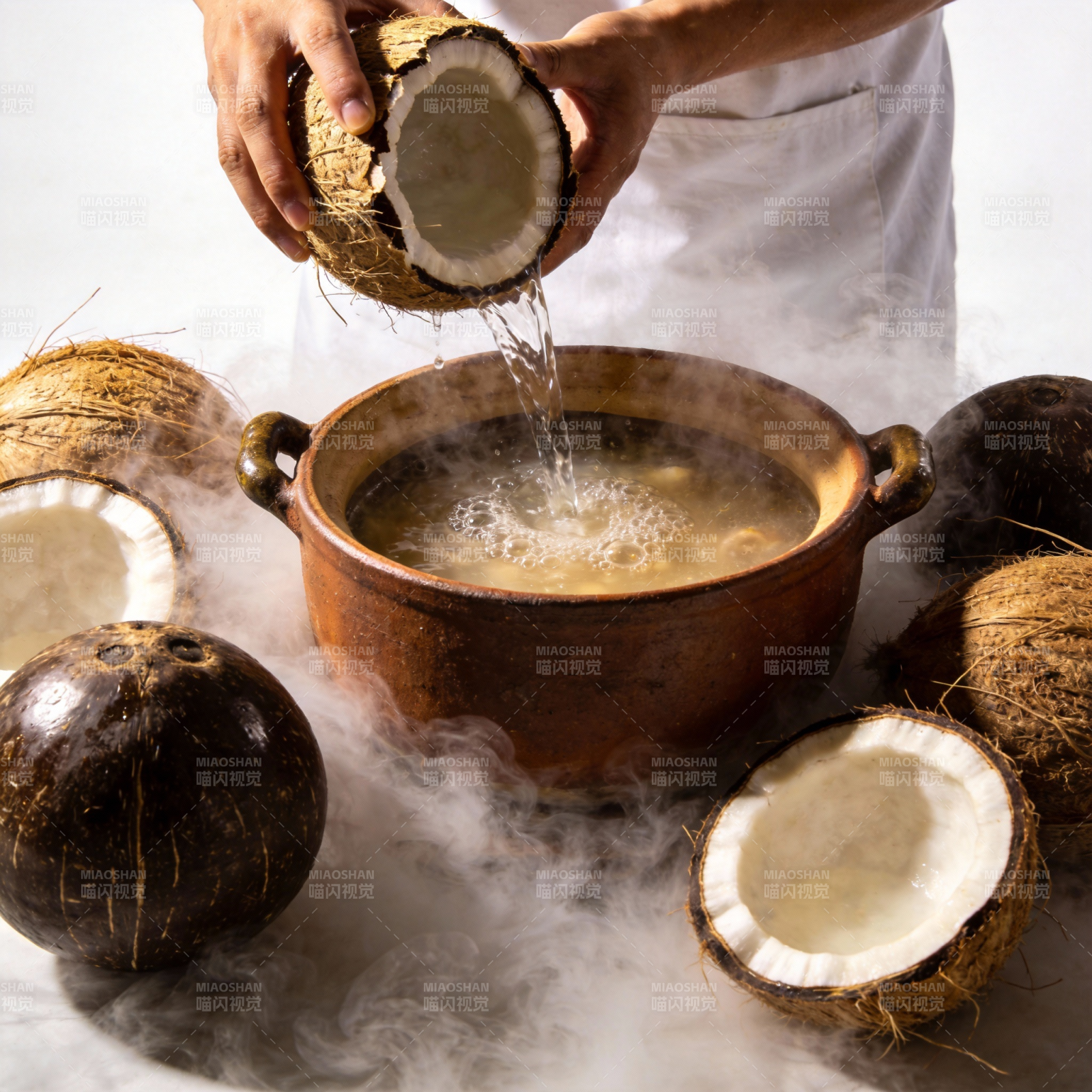椰汁入锅 热气腾腾图片