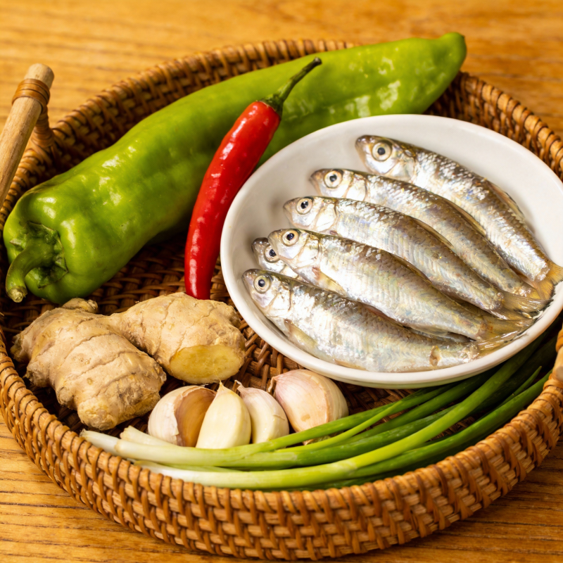 鲜鱼配菜食材盘图片