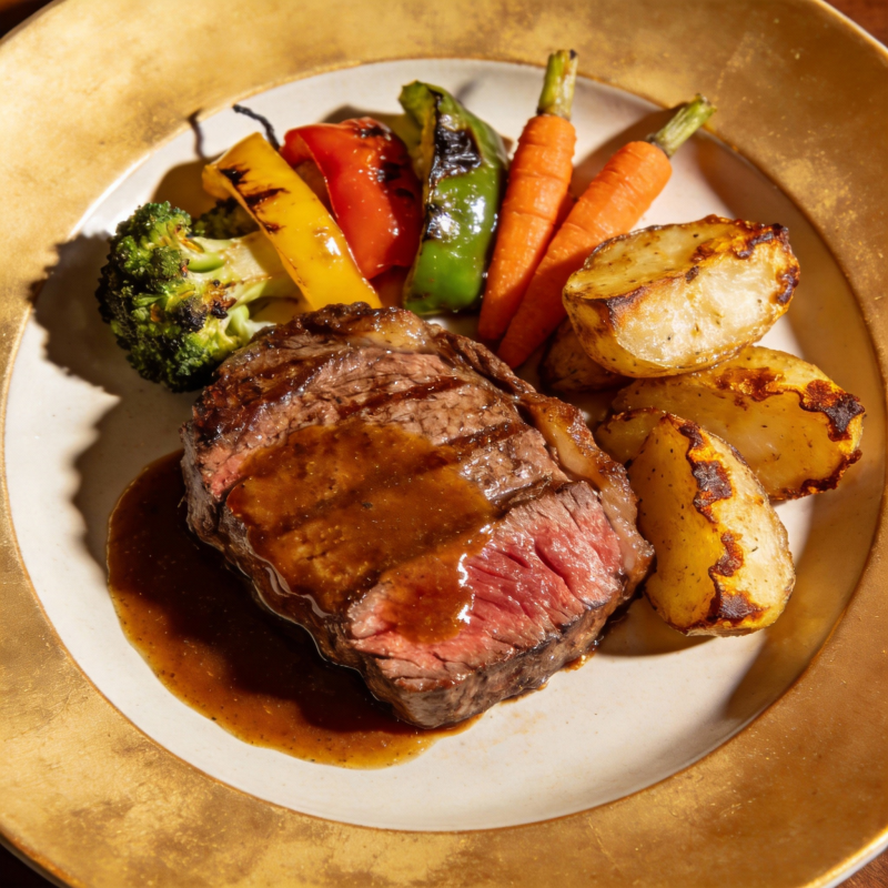 牛排配烤蔬菜图片