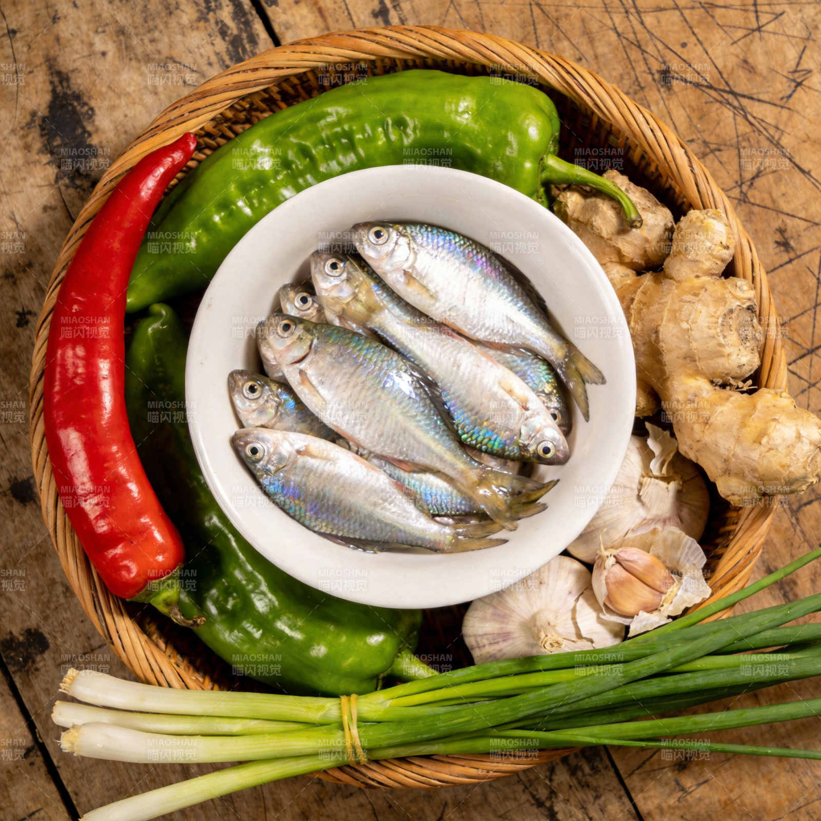 鲜鱼配菜篮图片