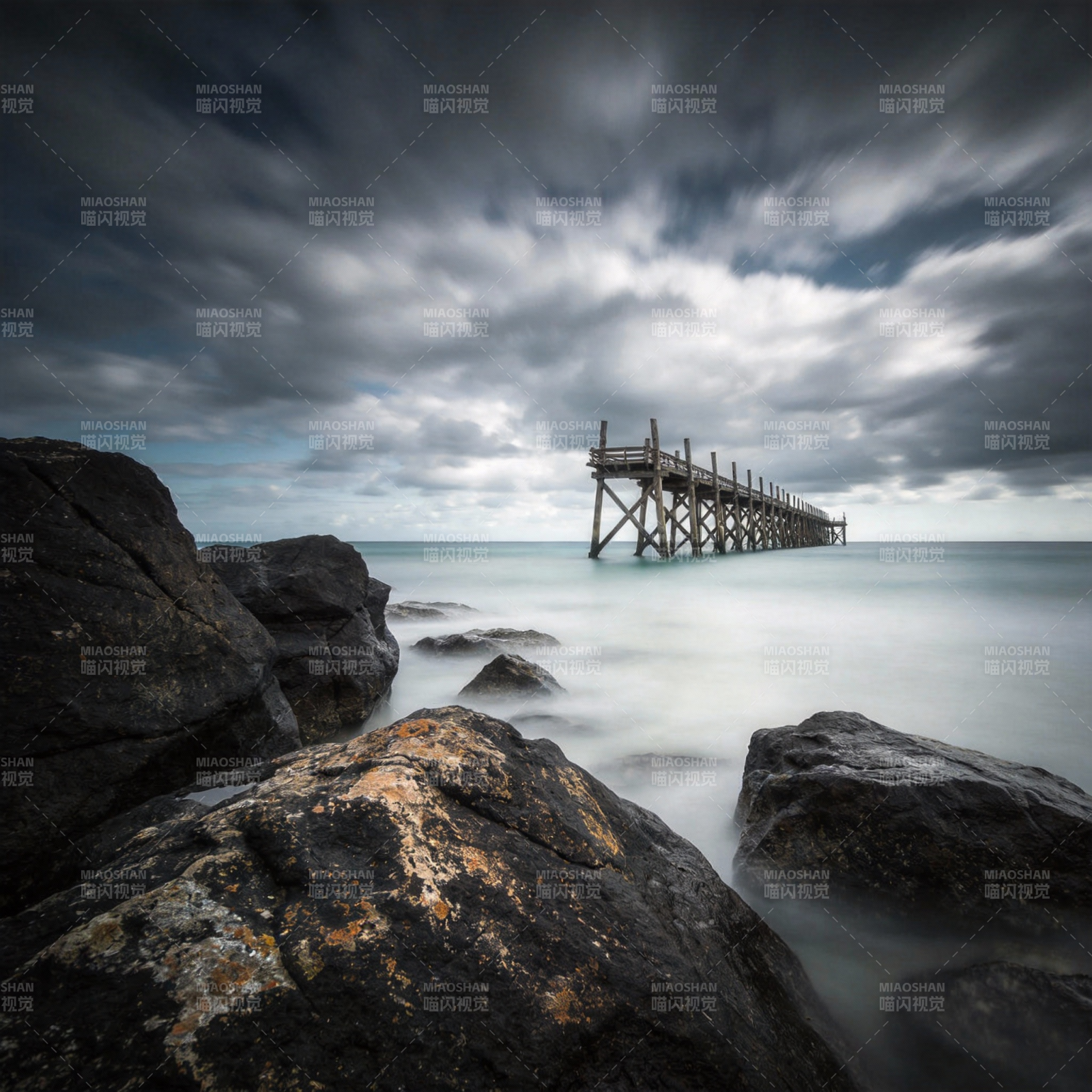 长桥入海 云涌石岸图片