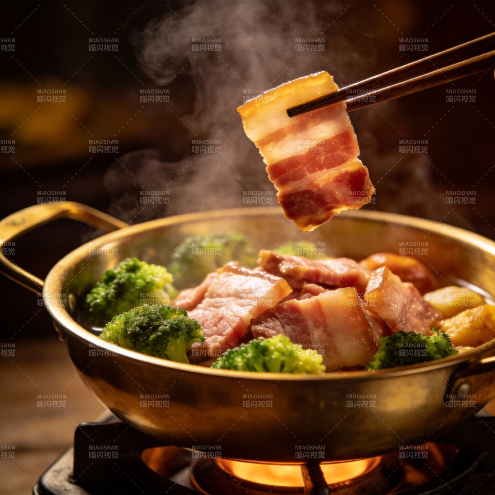 热锅煮肉 香气四溢图片