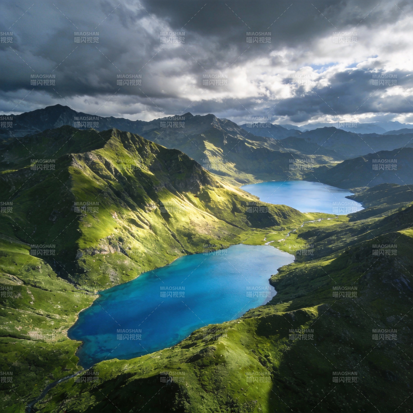 碧湖青山云影图片