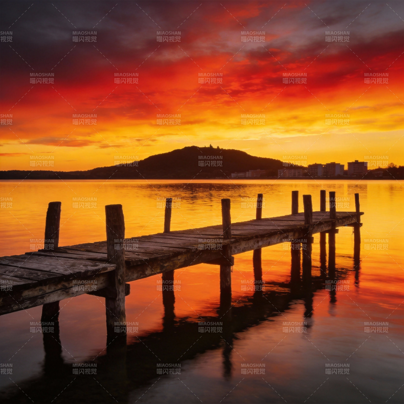 夕阳下的静谧码头图片