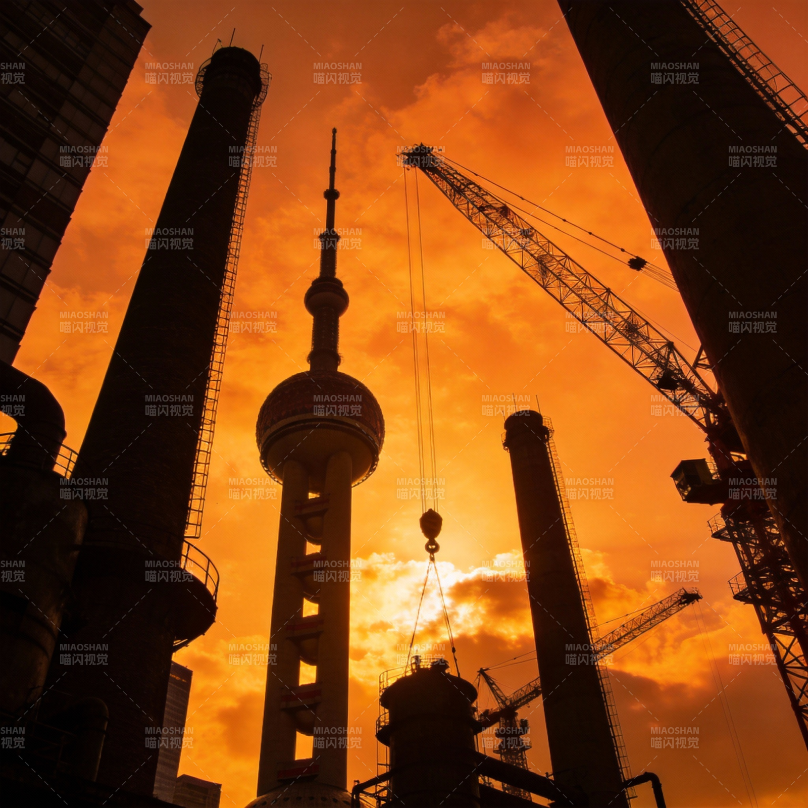 夕阳下的城市剪影图片