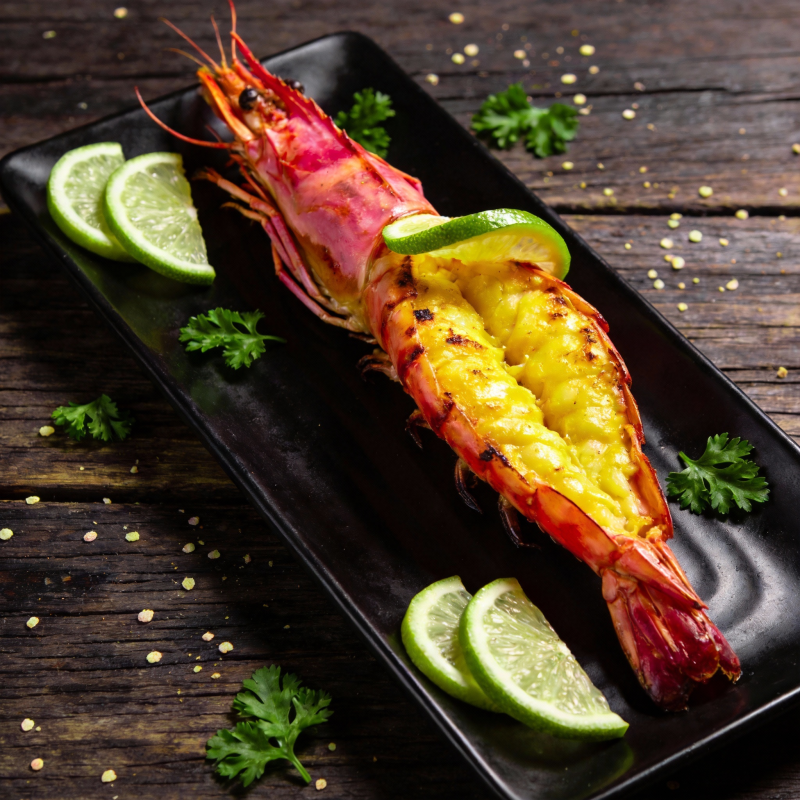 烤虾配青柠图片