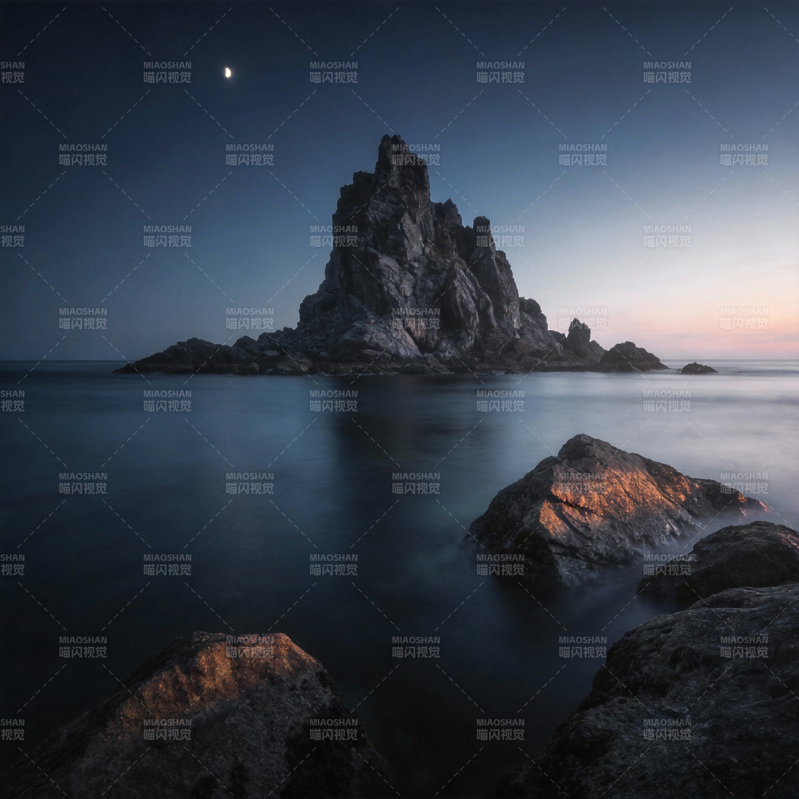 月夜孤岩静海图片