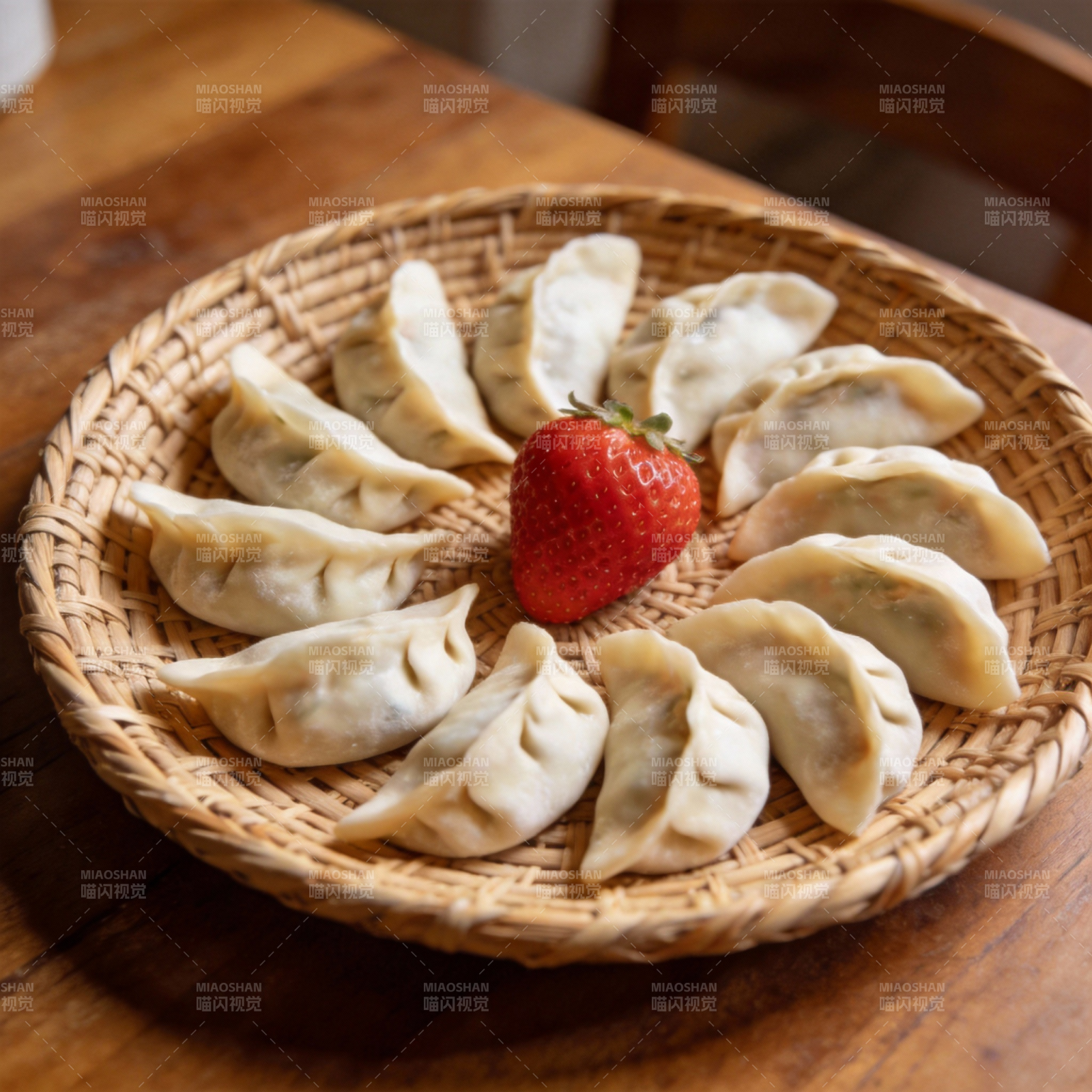 草莓配饺子图片