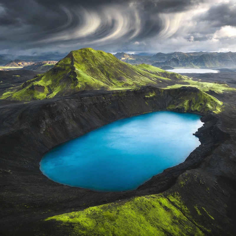 碧湖嵌翠峰图片