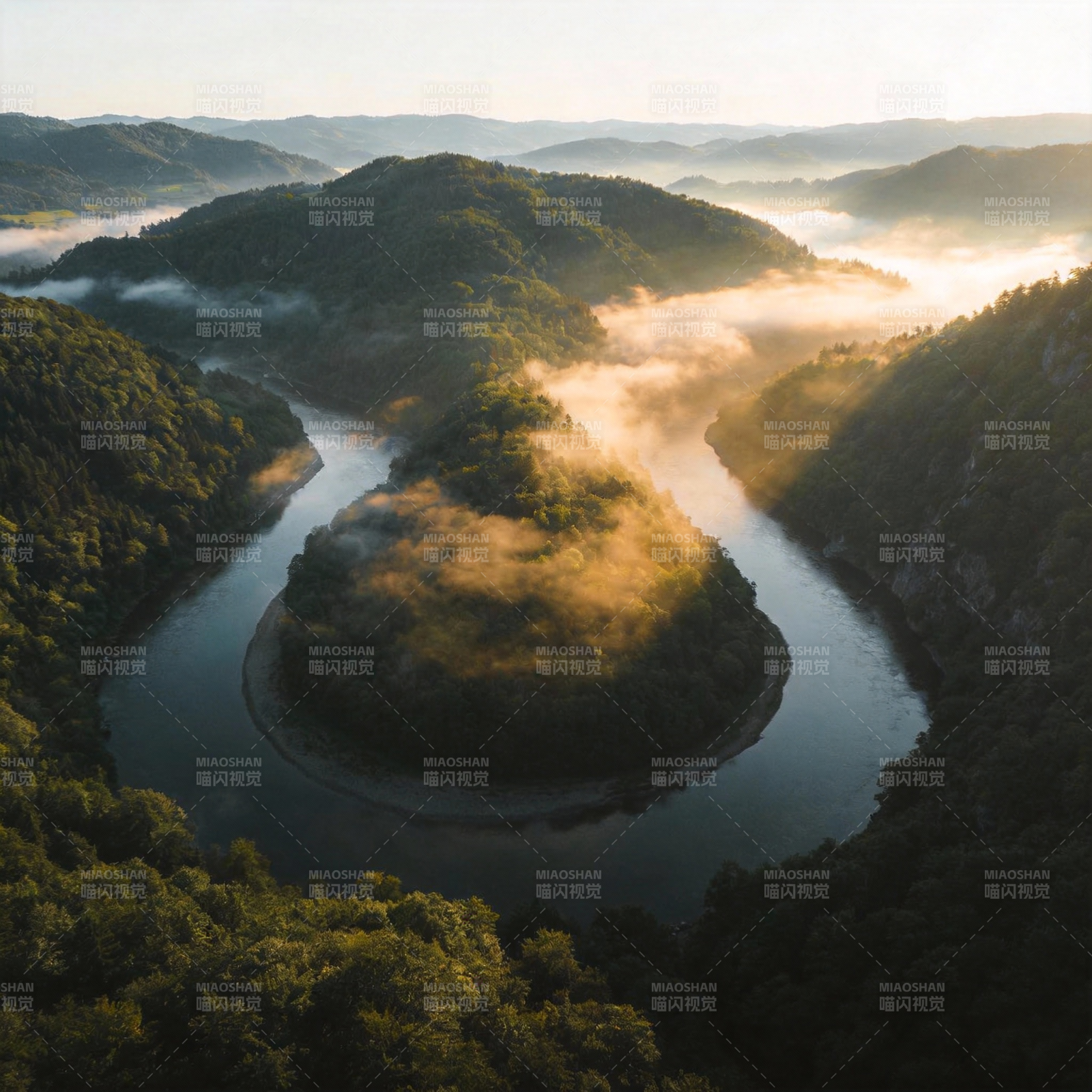 晨雾绕河湾图片