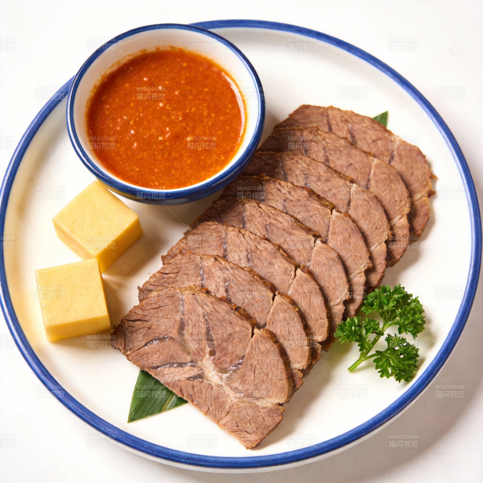 牛肉配酱料与奶酪图片