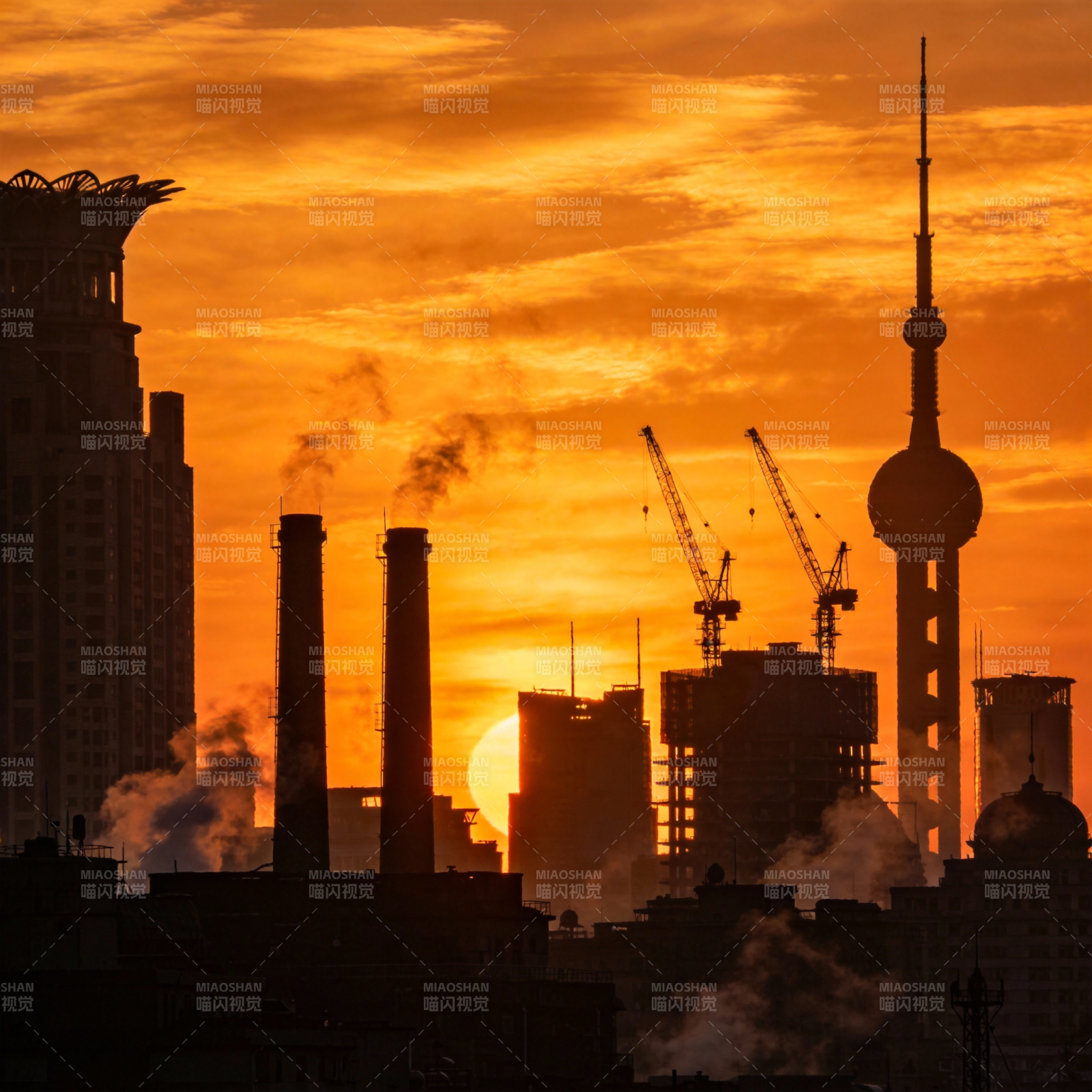 夕阳下的城市剪影图片