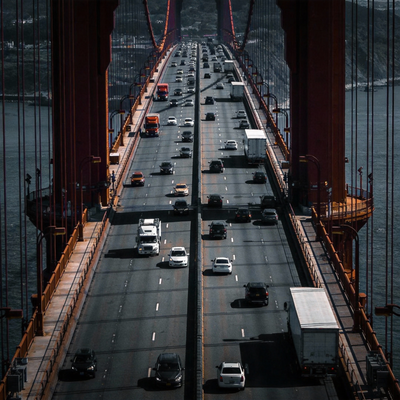 大桥上的车流图片