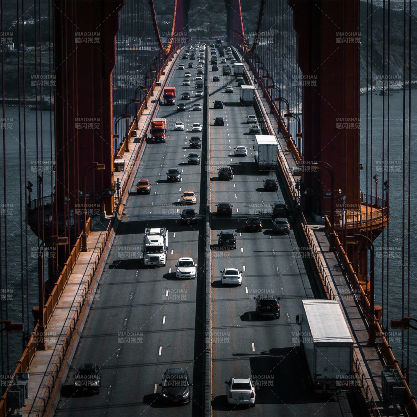 大桥上的车流图片