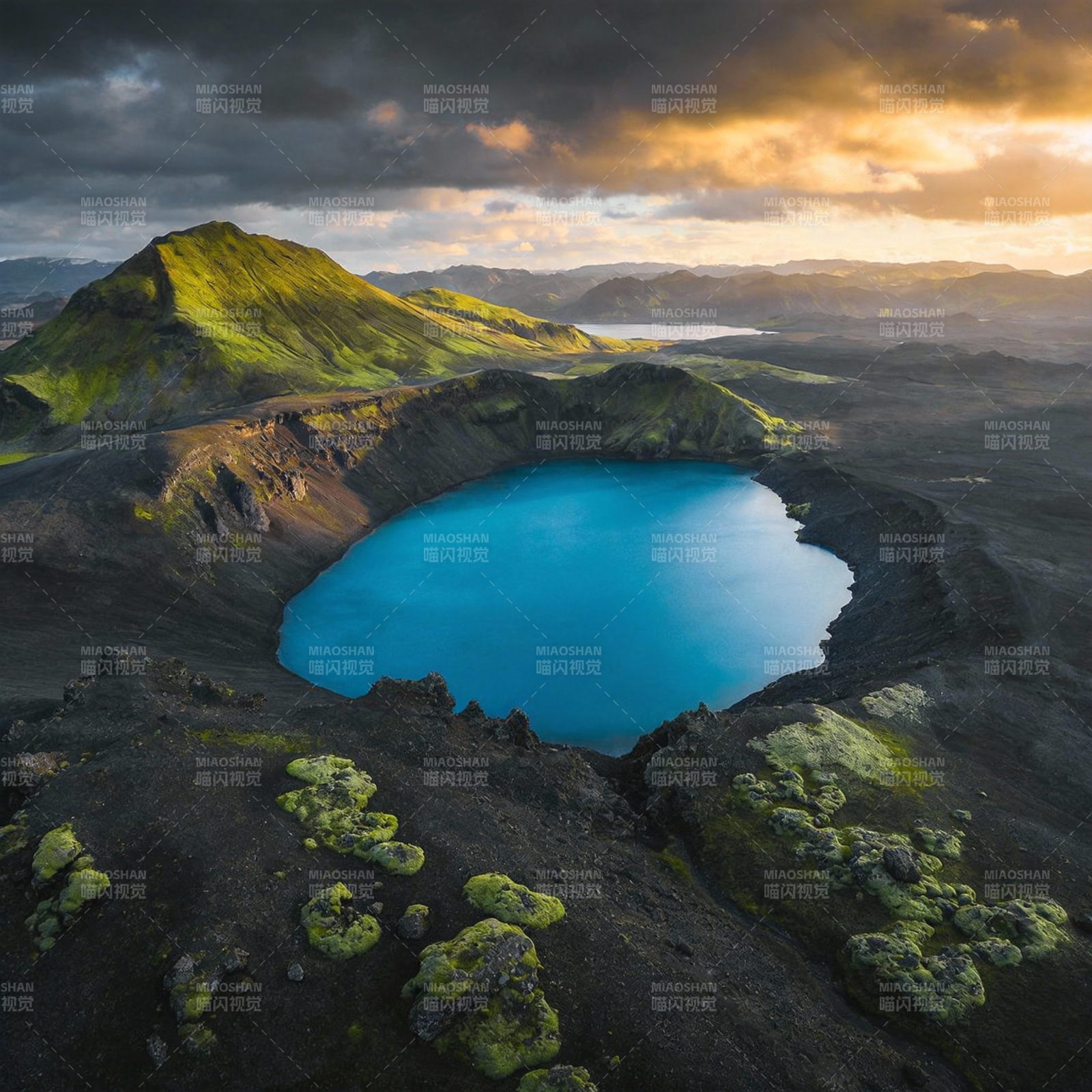 火山口湖美景图片