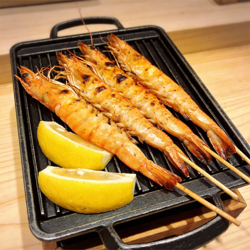 烤虾配柠檬图片