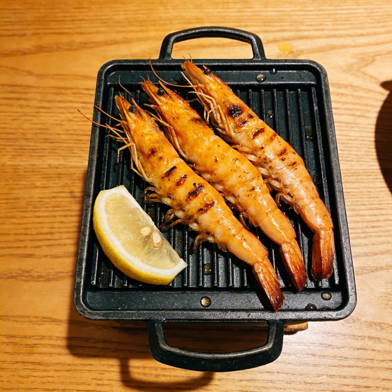 烤虾配柠檬图片