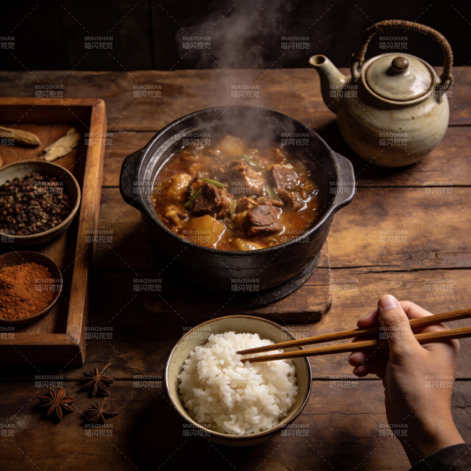 热腾腾的炖肉饭图片