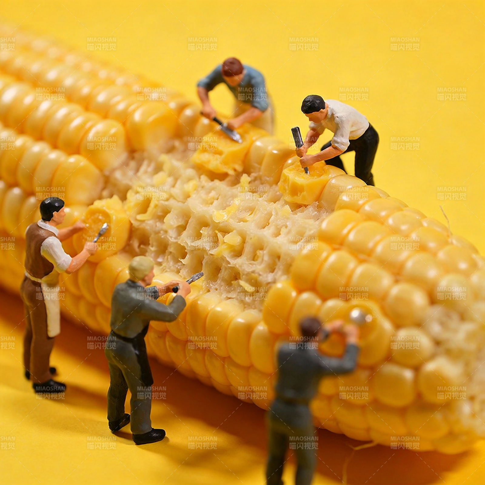 微型工人剥玉米图片
