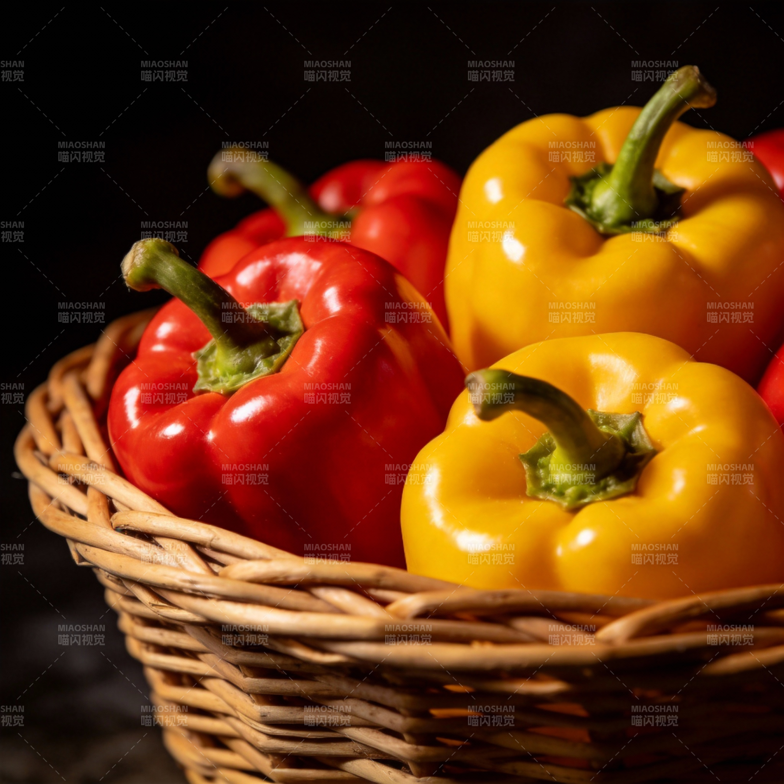 彩椒篮中鲜亮图片