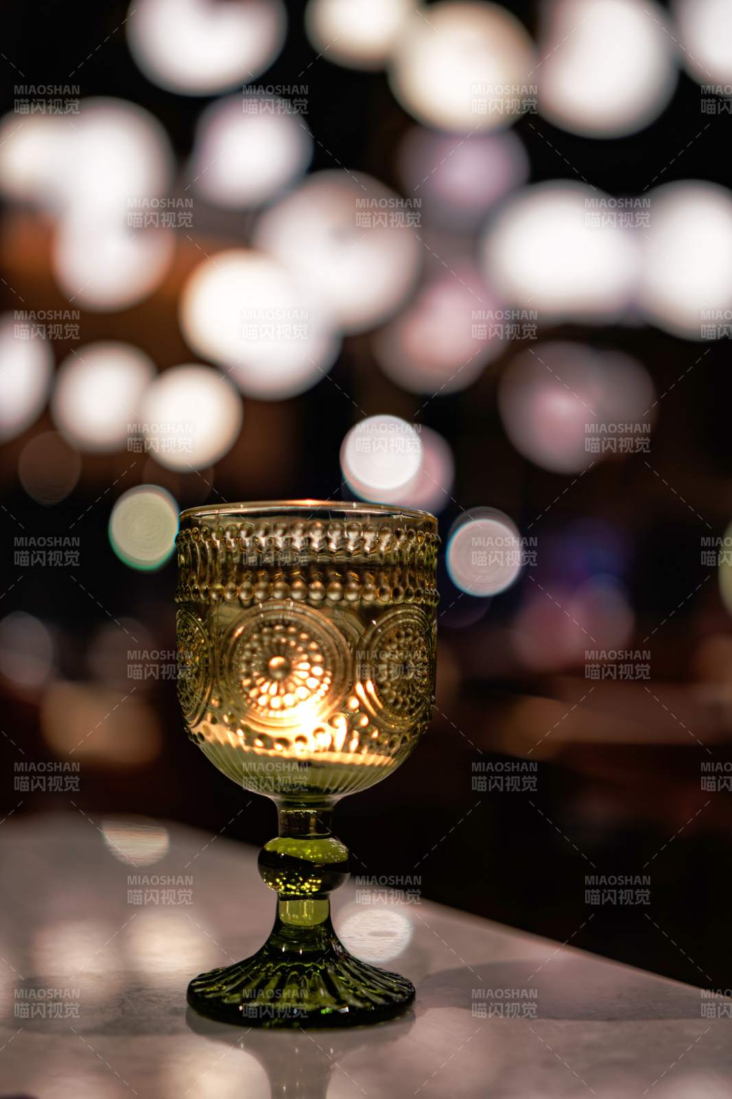 金杯映光 夜色朦胧图片