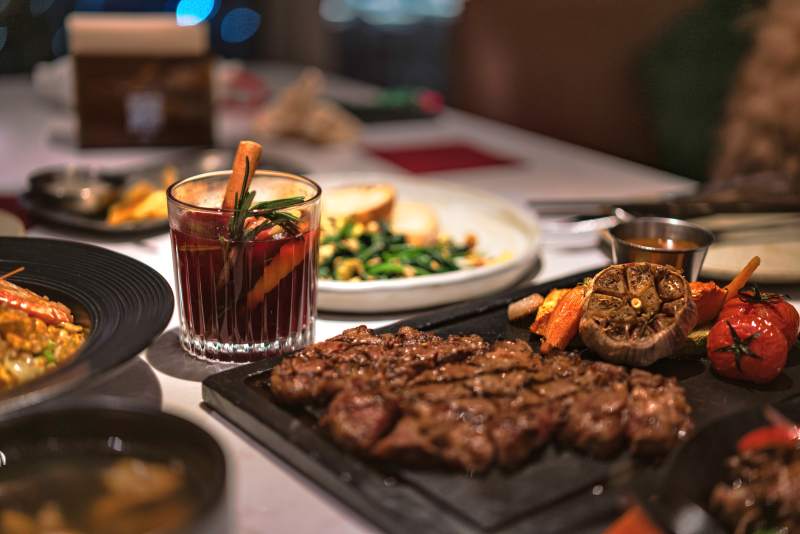 美味牛排配红酒图片