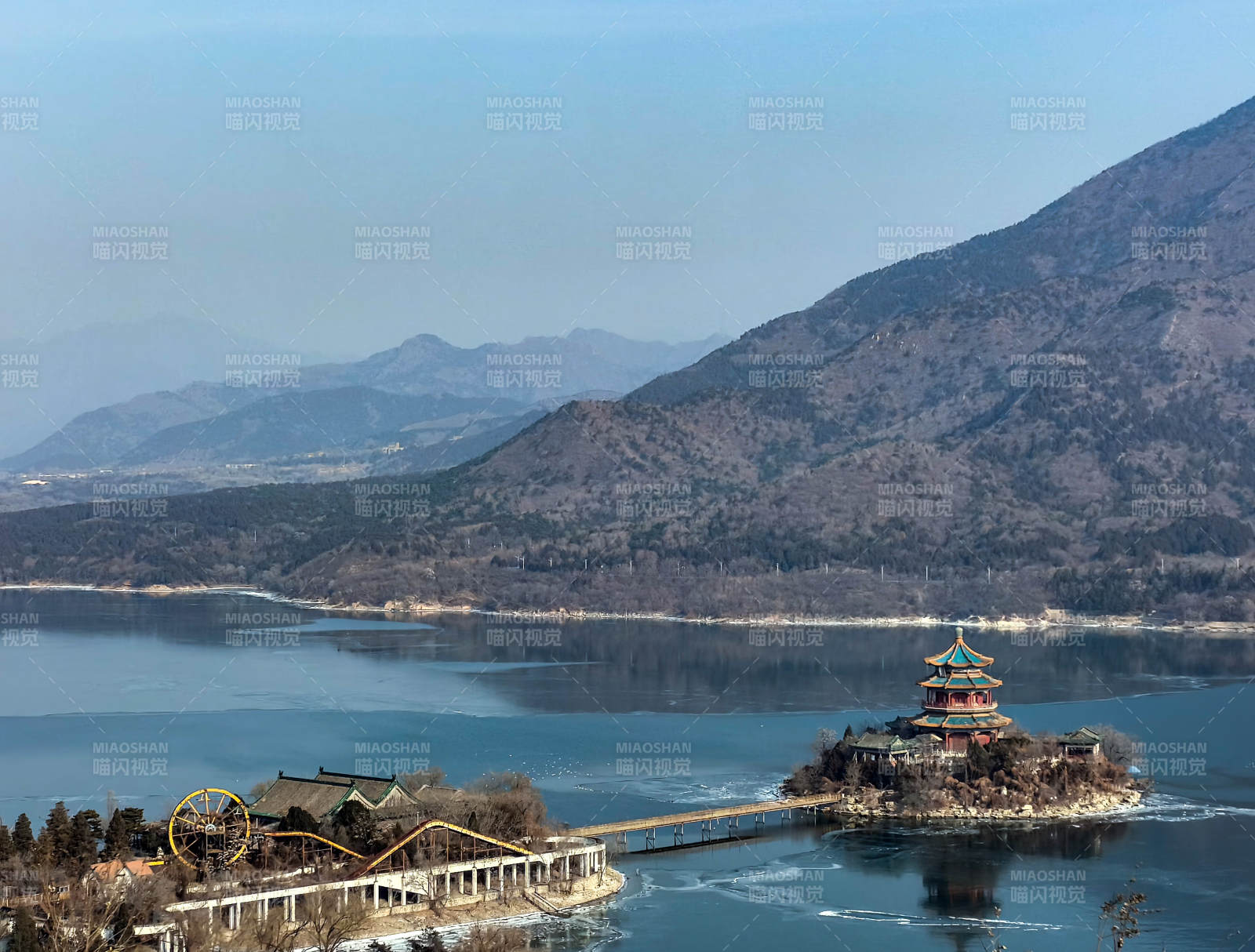 十三陵水库湖心古塔映山色图片