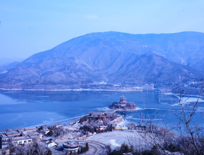 十三陵水库汉包山湖光山色映古塔图片