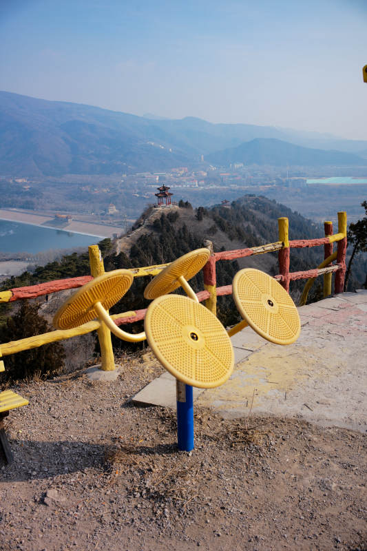 十三陵水库汉包山山顶观景台健身区图片