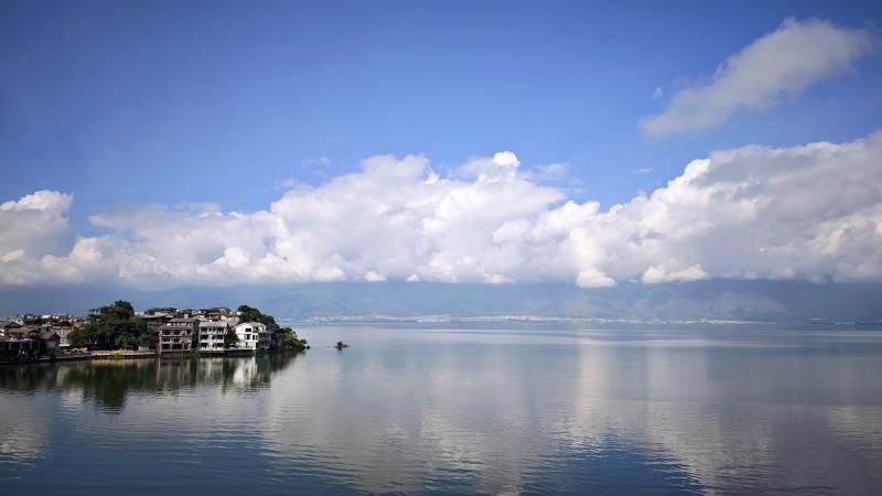 大理洱海 云影倒映图片