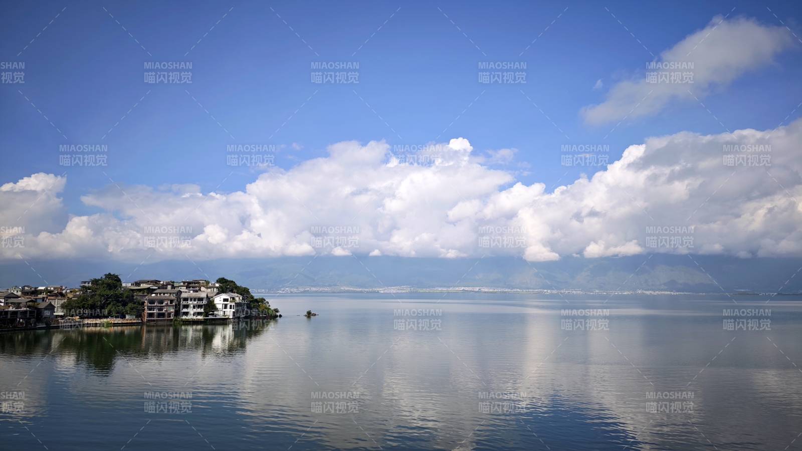 大理洱海 云影倒映图片