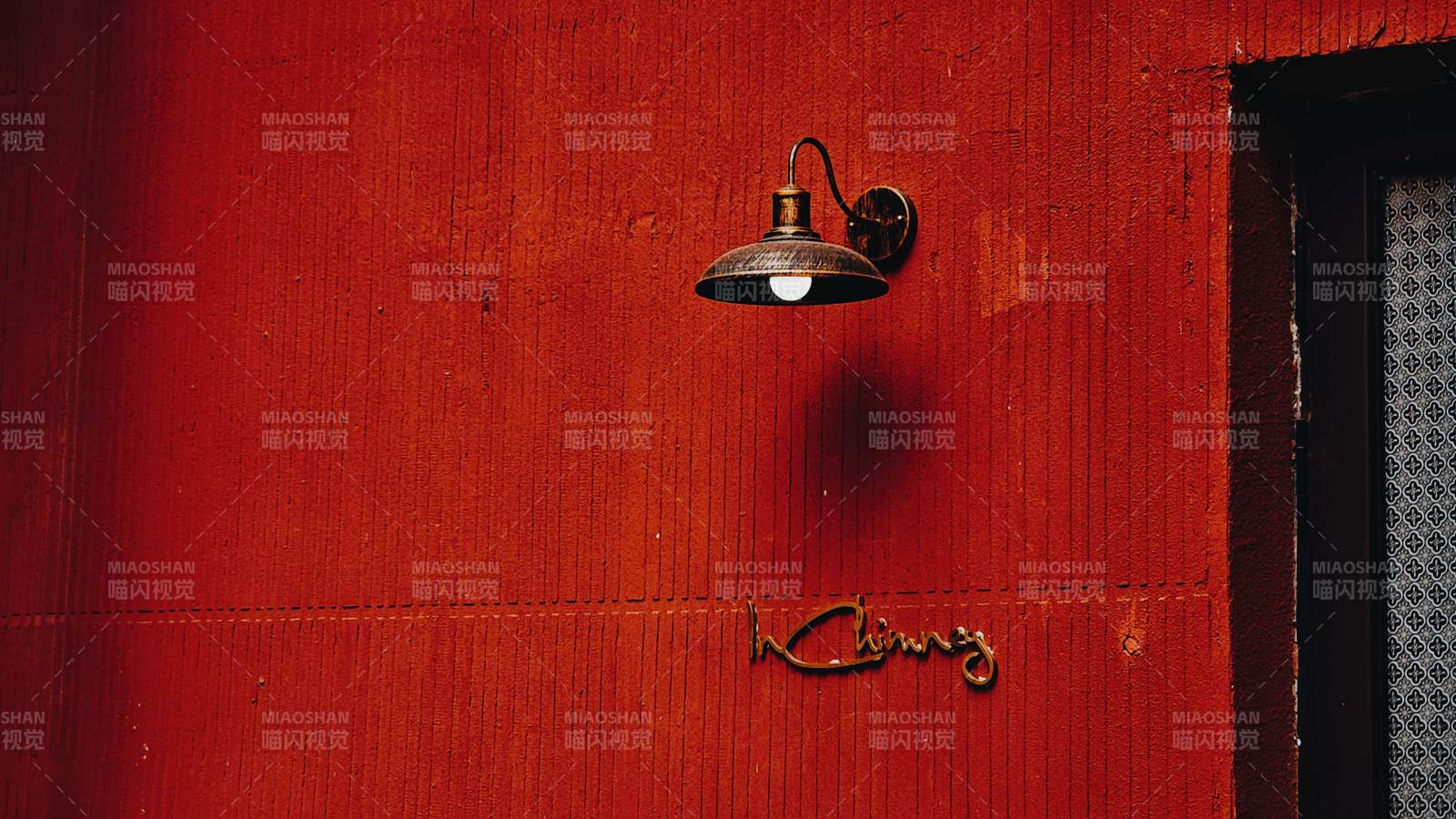 初秋午后 红墙灯影 静谧时光图片