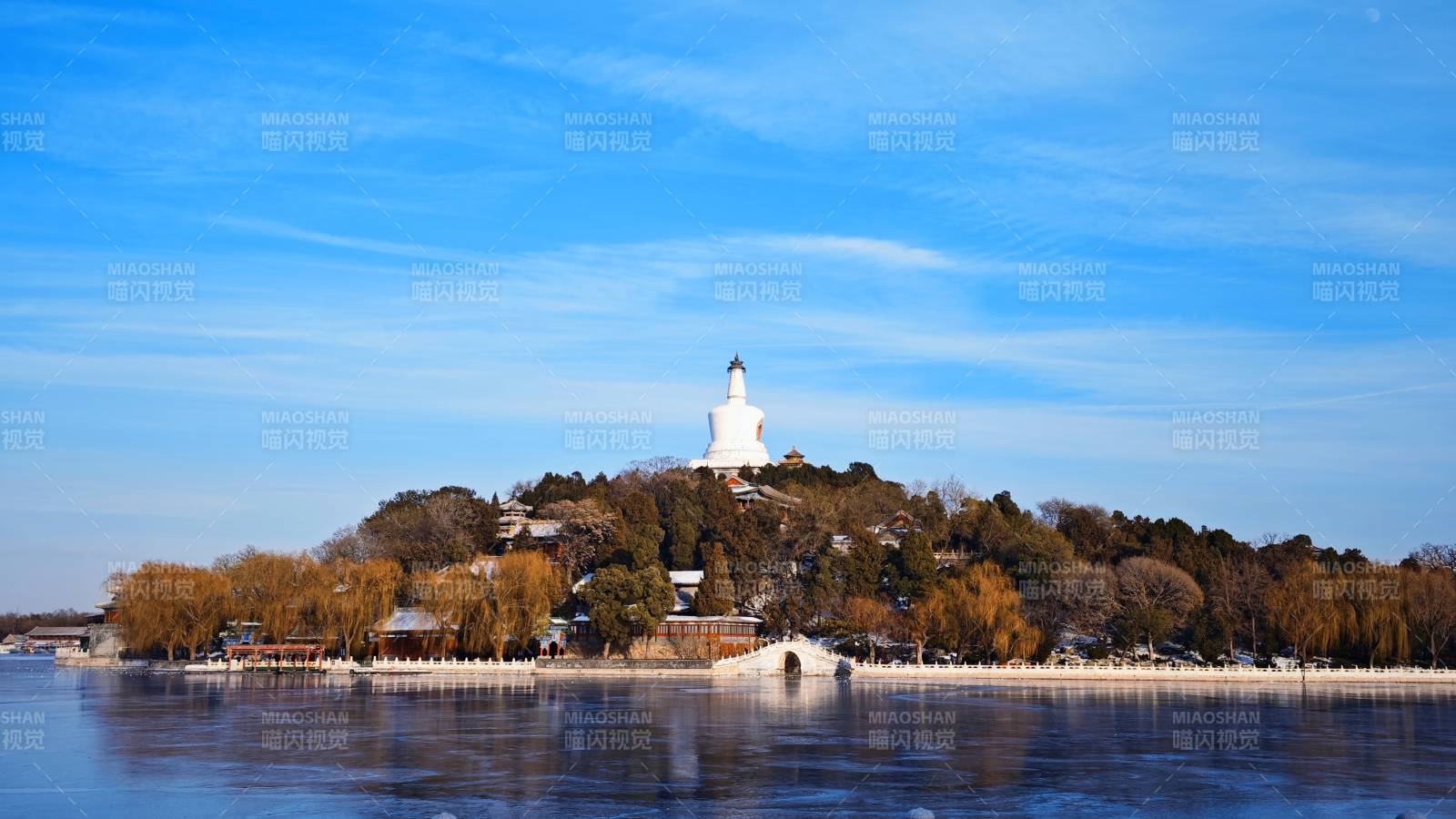 北海公园白塔映湖景图片