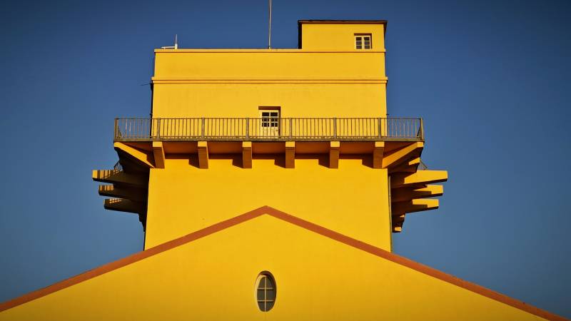 冬日午后黄色塔楼仰视图图片